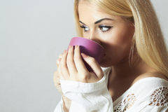 mooie-blonde-vrouw-het-drinken-thee-39403779.jpg