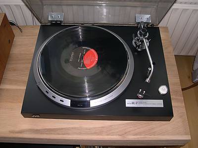 dit is de JVC. Het mooie loopwerk wil ik wel weer gerepareerd hebben. Ze zijn zeldzaam aan het worden en erg goed. Als ze lopen.